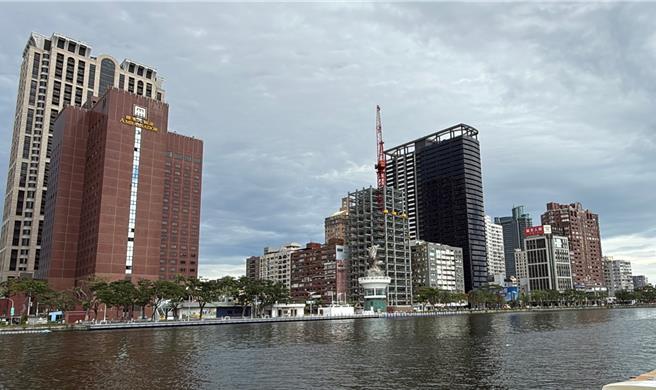 高雄老字號國賓飯店（左棟）已熄燈，未來將都更改建豪宅。（柯宗緯攝）