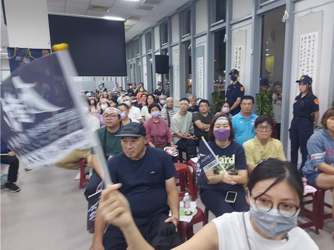 參與的民眾表達反對。(張鎧乙攝)