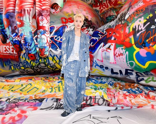 新光三越台北信義新天地A11 Diesel有韓國男團SEVENTEEN「豪雨小分隊」成員HOSHI蒞臨，演繹瀟灑不羈風格。（新光三越提供）