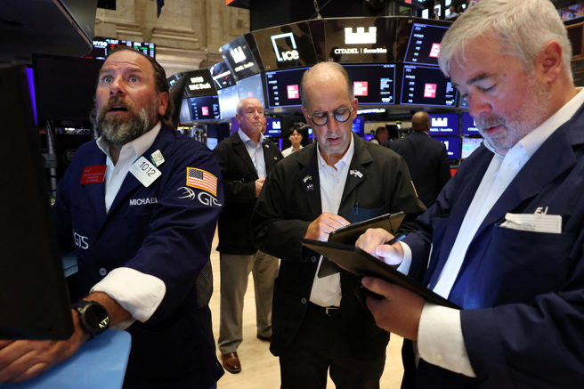 周二美股早盤主要指數持續震盪。(圖/路透社)