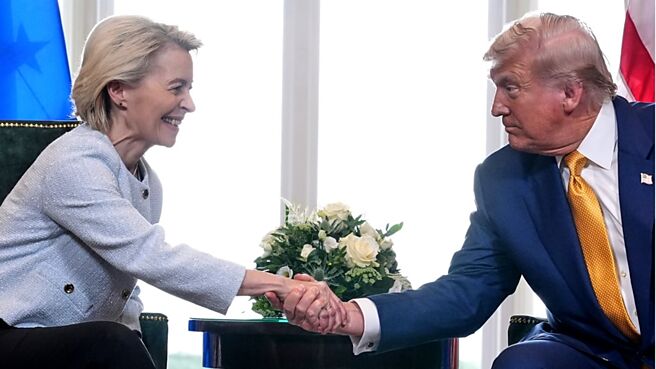 美欧达成新的贸易协议，会后川普并与欧盟执委会主席范德赖恩共同发表声明。图／美联社