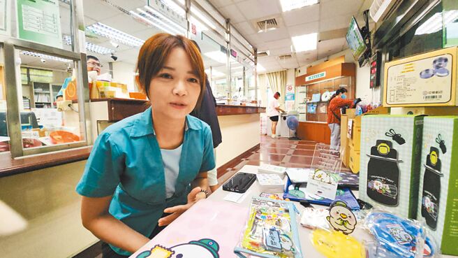 宜蘭市西後街郵局經理李佳玟被封為「中華郵政張娜拉」，不但是「小小郵差體驗營」與i郵箱公益推廣的靈魂推手，更是「波波鴿」設計師。（吳佩蓉攝）