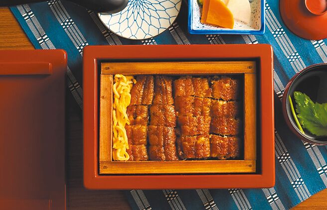 鳗鱼名店小仓屋于8月24日前举办「2025土用丑盛夏鳗鱼祭」，即日起至7月31日的土用丑之日于光復本店推出「鳗蒸竹定食」（见图）便当外带买一送一活动。（小仓屋提供）