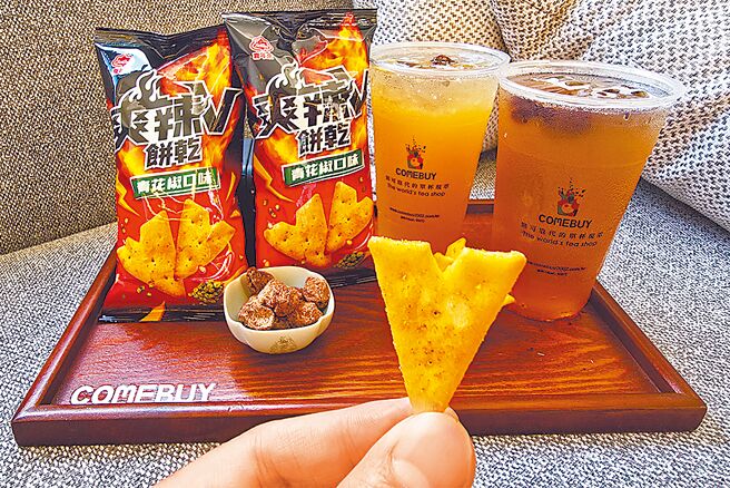 手摇饮COMEBUY推出经典復刻话梅冰绿、话梅柠檬绿，携手经典品牌「喜年来」展开夏日酸爽联名活动，凡于8月1日至31日（见图），至全台COMEBUY现场门市购买经典「话梅冰绿x1、话梅柠檬绿x1」共2杯，即可获得喜年来爽辣V饼乾青花椒口味，数量有限，售完为止。（COMEBUY提供）