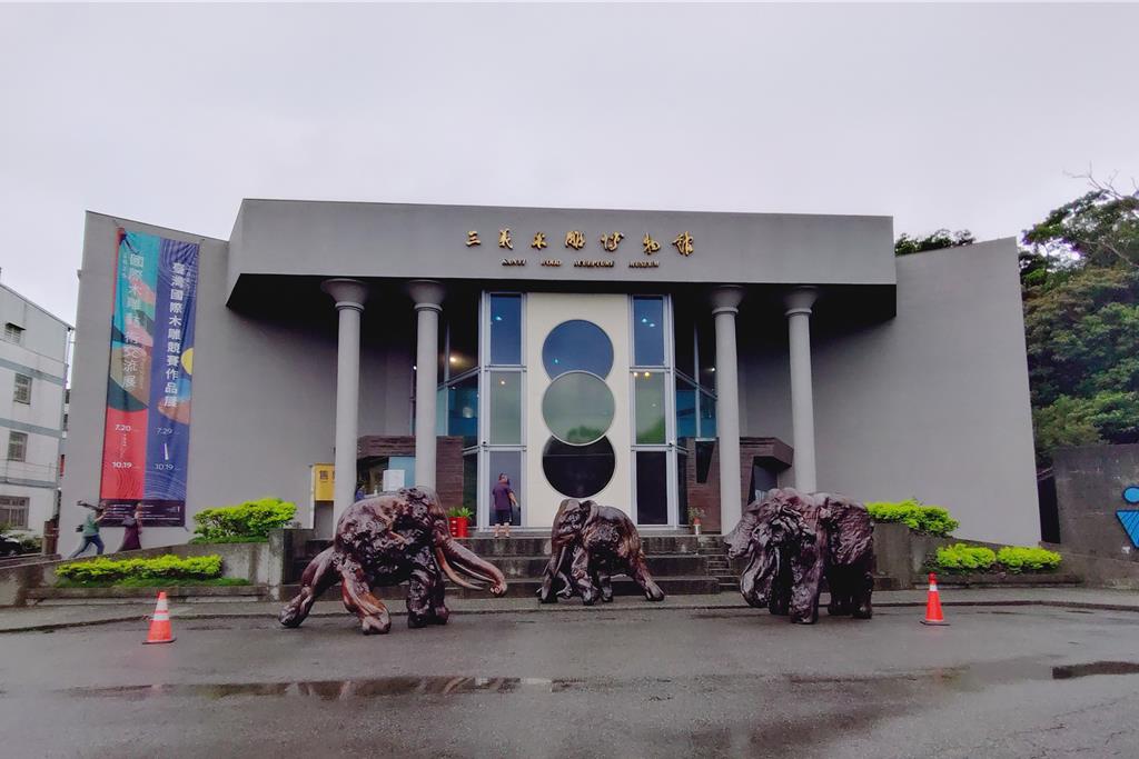 2025年「台灣國際木雕競賽作品展」與「國際木雕藝術交流展」即日起在三義木雕博物館盛大展出，展期將持續至10月19日。（呂麗甄攝）