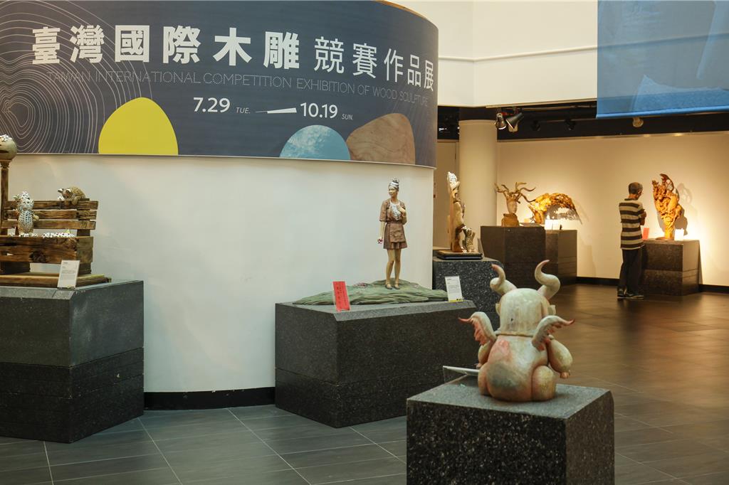 2025年「台灣國際木雕競賽作品展」與「國際木雕藝術交流展」即日起在三義木雕博物館盛大展出，展期將持續至10月19日。（呂麗甄攝）
