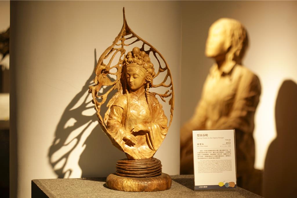 2025年「台灣國際木雕競賽作品展」與「國際木雕藝術交流展」，匯集44位國內外藝術家71件作品，展期將持續至10月19日。（呂麗甄攝）