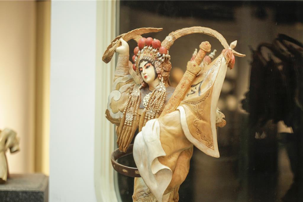 2025年「台灣國際木雕競賽作品展」與「國際木雕藝術交流展」，匯集44位國內外藝術家71件作品，展期將持續至10月19日。（呂麗甄攝）