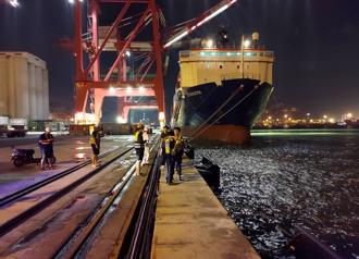 休旅车暴衝坠高雄港「画面曝光」！警消搜救仅1只狗游出水面