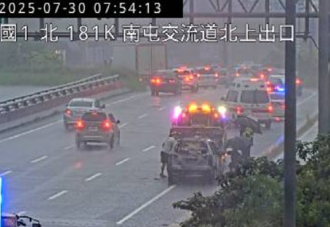 國1火燒車事故「燃成火球」火勢撲滅剩骨架 駕駛送醫