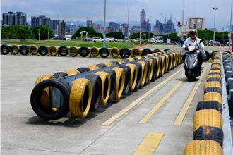 新北9河濱公園有免費練習場 模擬機車考場規格供初學者試練