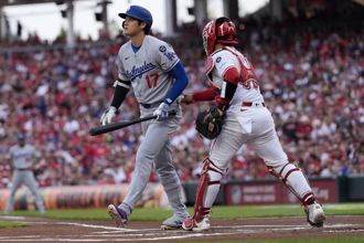 MLB》大谷看見鬼了？揮空刁鑽曲球露出超驚愕表情