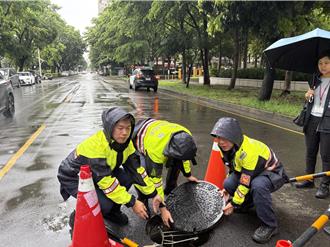 台中豪雨狂炸！工業區變運河 警「雨中開工」搶救