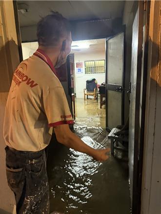 台中東勢、新社強降雨　25戶積淹水民眾堆沙包應急