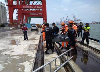 找到了！高雄港休旅車衝落碼頭 車附近尋獲1男性遺體