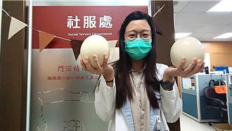截肢病患家屬送「厚禮」 門諾醫院社工暖心陪伴獲贈3公斤鴕鳥蛋