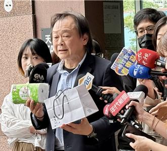 大罷免大失敗   王世堅帶衛生紙送柯建銘  要他「自己擦屁股」