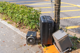 旧行李箱丢垃圾车还回收 环保局解答：软、硬壳不同