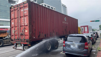 台中聯結車爆胎起火 陣陣濃煙嚇壞鄰近停放車主