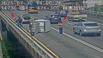 国1高架车祸货车侧翻　2细肩辣妹撑伞报警等救援