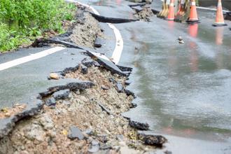 驚險！翁章梁番路鄉勘災遇崩塌 「一轉頭路不見了」