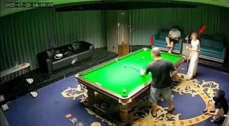 正妹撞球助教「打球變打炮」 6分鐘包廂沙發激戰影片瘋傳