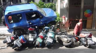 72歲婦開吉普車剛出停車場　竟突失控衝撞路旁8機車