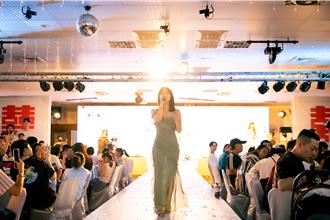 Kimberley 陳芳語才分手又現身婚禮　寵粉獻唱還擔任證婚人