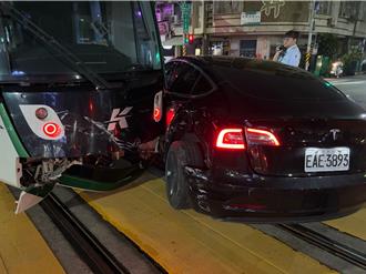 特斯拉女違規左轉遭輕軌狠撞　影響運行半小時「下場慘了」