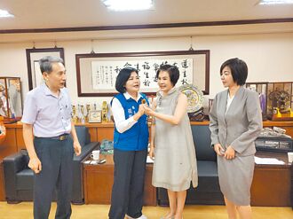 媚登峰捐款助學 雲縣27生受惠