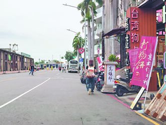 高雄駁二 行人被迫與車爭道