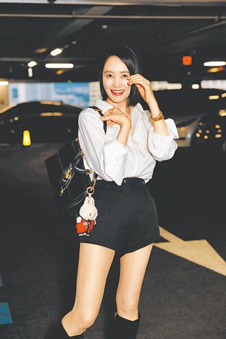 金憓秀俐落褲裝 Labubu添童趣