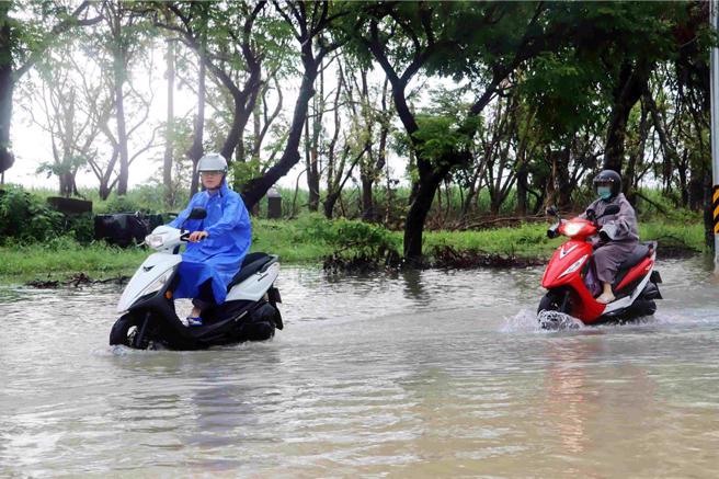 今天仍受西南气流影响，南部地区雨势持续且明显，应留意连日致灾性降雨。（本报资料照片）