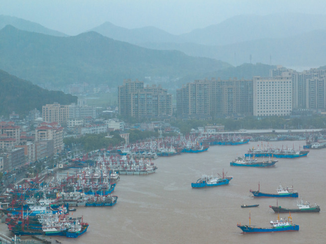 受颱风「竹节草」影响，船只驶入寧波市象山县石浦港避风。(新华社)