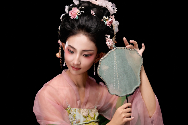 唐朝女性自由奔放，不僅穿衣打扮豪放，妝容也追求美感，強烈展現自我風格。（示意圖：Shutterstock／達志）