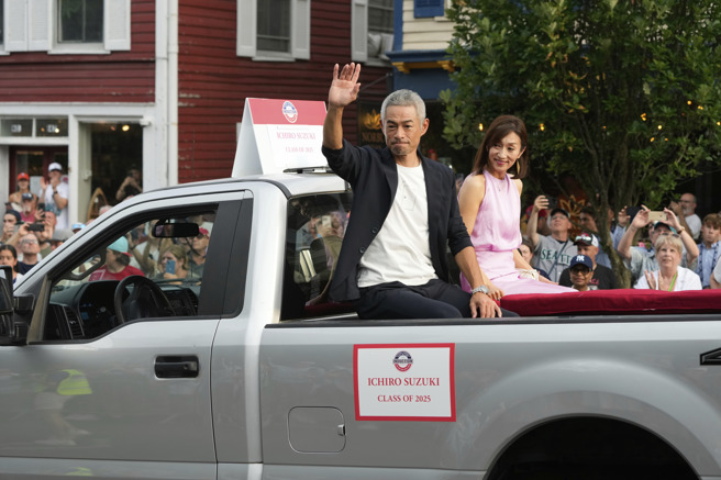 「朗神」鈴木一朗與愛妻鈴木弓子。（圖／美聯社）