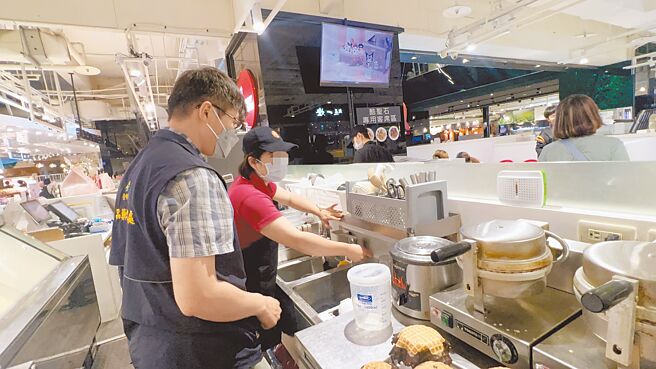 知名连锁冰淇淋店疑将稀释后漂白水误当白开水给顾客饮用，台中市食安处派员至现场厘清。（台中市食安处提供／陈淑娥台中传真）