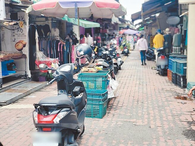 云林县斗六西市场一大「特色」，就是流动摊贩在马路中线设摊，形成单向人流，人潮只能往前走。（周丽兰摄）