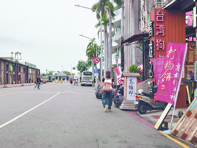 高雄市驳二艺术特区不是缺乏人行道，就是设施破损或遭占用，迫使民眾走上马路增添风险。（任义宇摄）