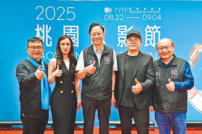 策展人姚經玉（左起）、小薰、桃園市市長張善政、設計師蕭青陽、桃園市文化局局長邱正生29日於記者會合影。（桃影提供）