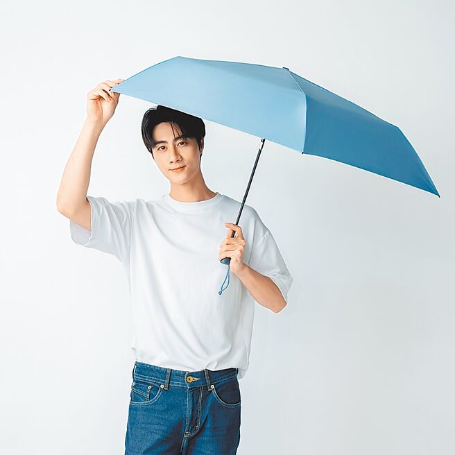 BigRed极轻薄DARK自动折伞，990元。（雨伞王提供）