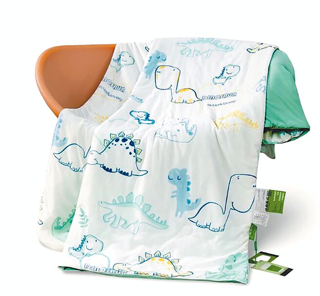 小老板寝具急冻凉感冰冰被，优惠价590元起。（虾皮购物提供）