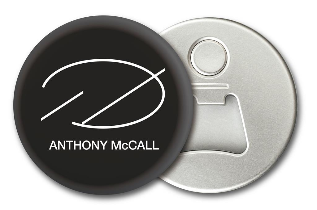 富邦美術館「安東尼・麥考爾：在光中遇見你」推出具潮流感的磁鐵開瓶器，120元。（富邦美術館提供／徐梓榕台北傳真）