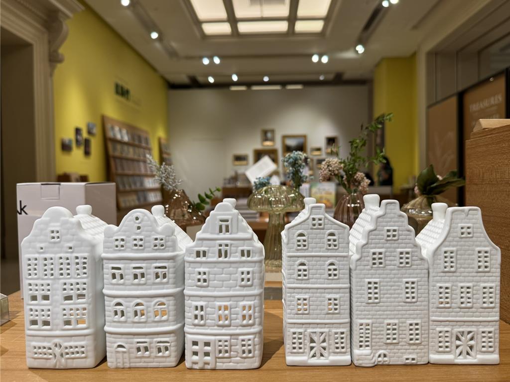 奇美博物館年度特展《畫師們：走進16、17世紀尼德蘭繪畫時代》引進荷蘭運河屋燭燈，定價650元、980元。（奇美博物館提供／徐梓榕台北傳真）