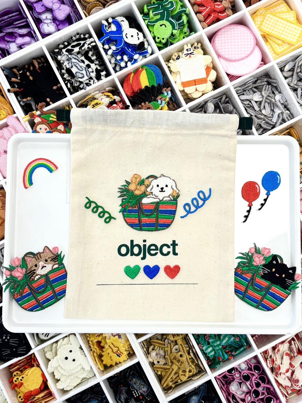 drawingmary首次海外個展可以客製化束口袋，民眾可以選擇喜歡的燙布圖案。（object taipei store提供／徐梓榕台北傳真）
