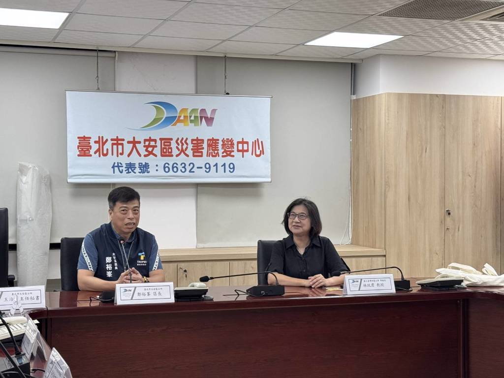 鄭裕峯區長致詞，右一為臺灣師範大學林玫君學務長。(大安區公所提供)