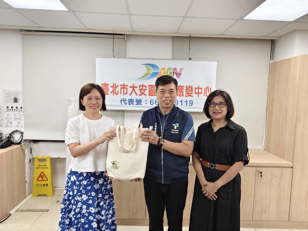 臺師大心田心理諮商所王玉珍主任致贈紀念品，右一為林玫君學務長。(大安區公所提供)