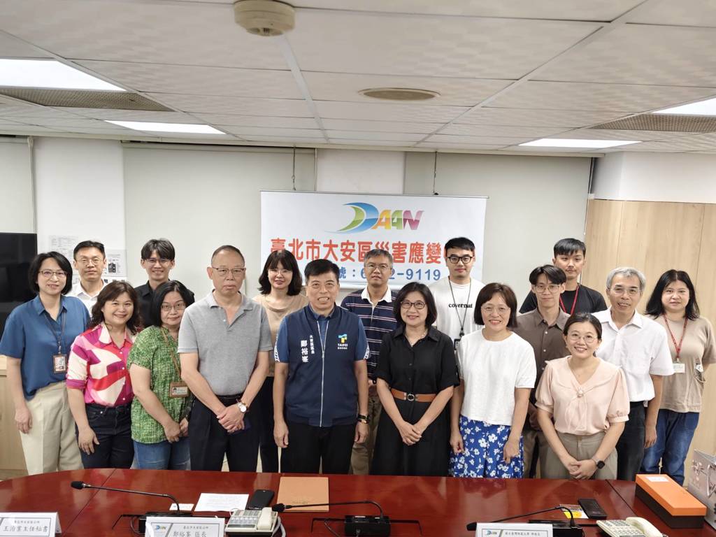 簽約儀式後，大安區公所主管同仁與臺師大同仁合影。(大安區公所提供)