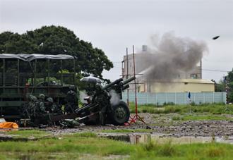 蘭指部混砲營風雨中實彈射擊 發揚熾盛火力