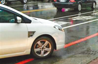 「臨時停車」3條件未滿足！駕駛停紅線被罰900元 提告遭駁回